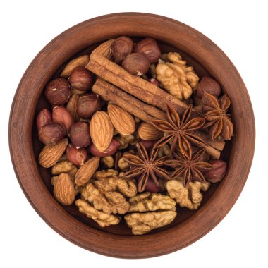 Kahverengi bir tabak içinde fındık karışımı. Beyaz arka plan üzerinde izole. 