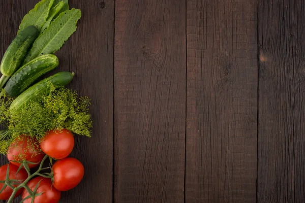 Tomatoes, cucumbers, dill and horseradish leaves on the old wood — Stock Photo, Image