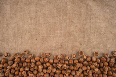 Eski görevden arka plan üzerinde doğal fındık. 