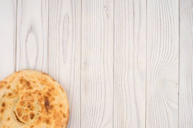 Eski Beyaz ahşap masa Özbek ekmek. 