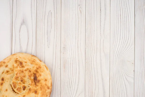 Pain ouzbek sur une vieille table en bois blanc . — Photo