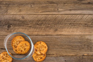 Eski ahşap masa üzerinde bir cam kase fıstık kurabiye. 