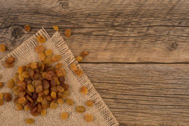 Eski ahşap masa üzerinde kuru üzüm. 