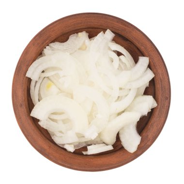 Kahverengi bir kapta soğan dilimlenmiş. Beyaz arka plan üzerinde izole. 