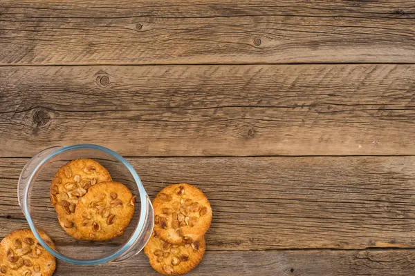 Arašídové sušenky ve skleněné mísy na starý dřevěný stůl. — Stock fotografie