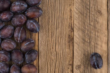 Koyu ahşap bir masa üzerinde taze Erik. 