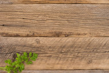 Eski ahşap masa maydanoz fışkın. 