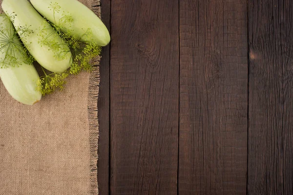 Courgettes em uma velha mesa de madeira . — Fotografia de Stock