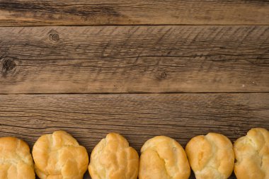 Eklerleri eski ahşap masa. 