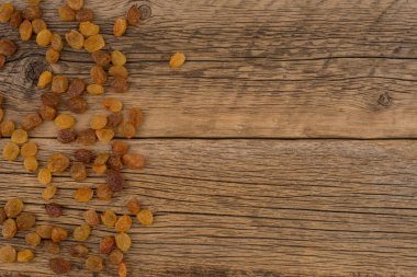 Eski ahşap masa üzerinde kuru üzüm. 