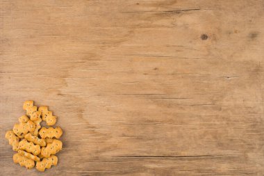 Haşhaş tohumu eski ahşap masa kraker. 