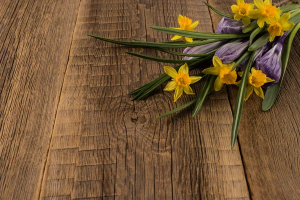 Nergis ve çiğdemler eski ahşap tablo.