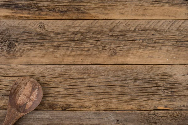 Kochlöffel auf einem alten Holztisch. — Stockfoto