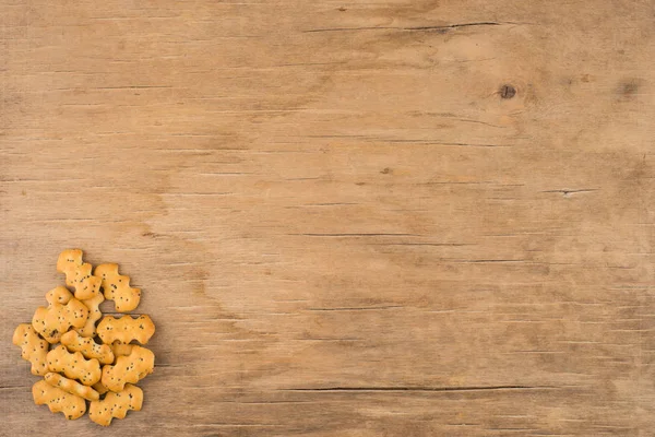 Haşhaş tohumu eski ahşap masa kraker. 