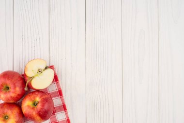 Eski ahşap masa üzerinde kırmızı elmalar. 
