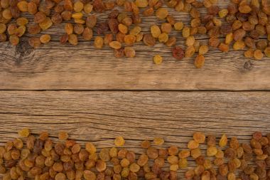 Eski ahşap masa üzerinde kuru üzüm. 