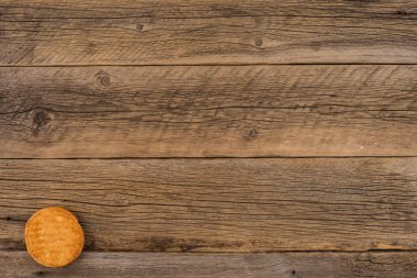 Eski ahşap masa tanımlama bilgileri.