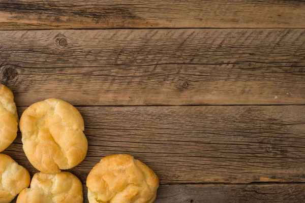 Eclairs on an old wooden table. — Stock Photo, Image