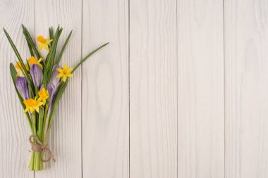 Nergis ve çiğdemler eski Beyaz ahşap tablo. 