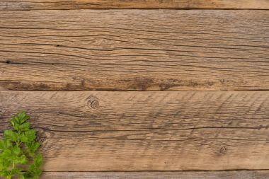 Eski ahşap masa maydanoz fışkın. 