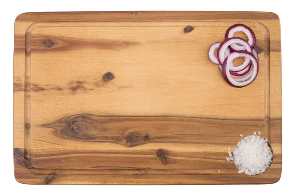 Anillos de cebolla en rodajas en una tabla de cortar. Aislado sobre blanco . — Foto de Stock