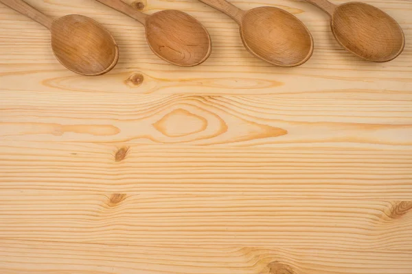 Cucchiaio di legno su struttura di legno di tavolo da pranzo da vista dall'alto - uso — Foto Stock