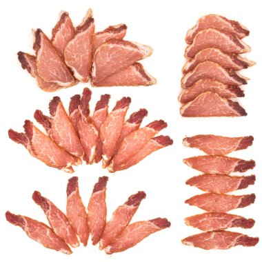 Beyaz arka planda tütsülenmiş et