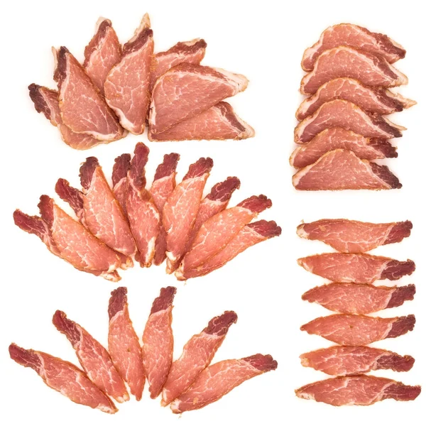 Beyaz arka planda tütsülenmiş et