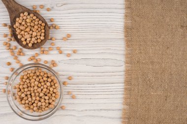 Eski ahşap masa üzerinde bir tahta kaşık nohut. 