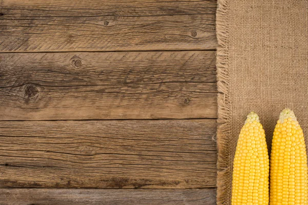 Eski bir ahşap masa üzerinde Mısır kulak. 