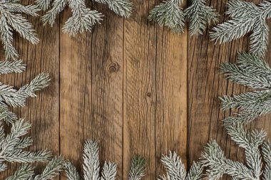 Ladin koyu ahşap bir masa üzerinde karda Şubesi. 