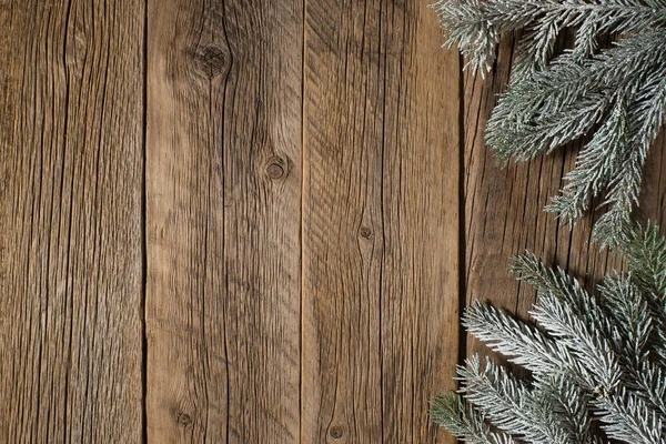 Ladin koyu ahşap bir masa üzerinde karda Şubesi. 