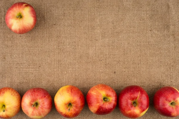 荒布を着た赤いリンゴ. — ストック写真