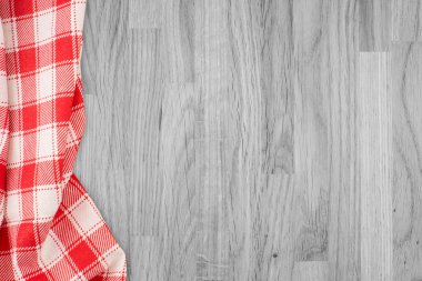 ahşap masa üzerinde kareli masa örtüsü