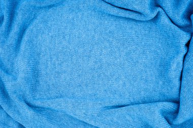 Mavi örgü kazak arka kapatmak