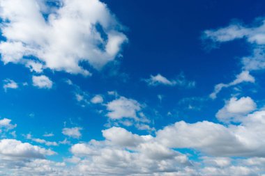 derin mavi gökyüzü ve bulutlar, arka plan olarak kullanılabilir