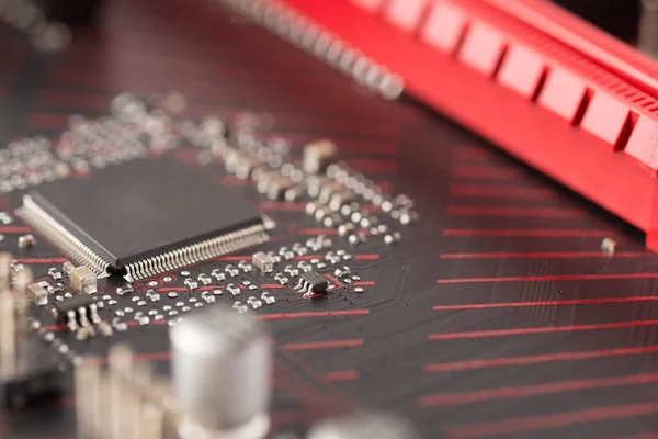 Placa de circuito con microchips de resistencias y componente electrónico —  Fotos de Stock