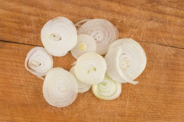 soğan halkaları üzerinde ahşap kesim masası
