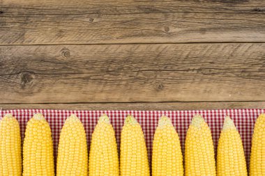 Mısır bir mutfak peçete ve ahşap masa. 