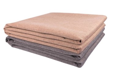 Beyaz arka plan üzerinde izole katlanmış kumaş. 