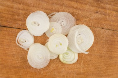 soğan halkaları üzerinde ahşap kesim masası