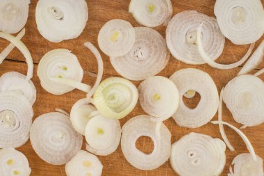 soğan halkaları üzerinde ahşap kesim masası