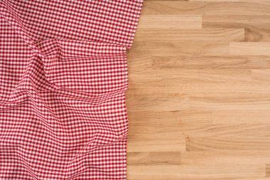 ahşap masa üzerinde kareli masa örtüsü
