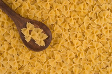 Bir tahta kaşık üzerinde Farfalle (genellikle papyon makarna da bilinir)