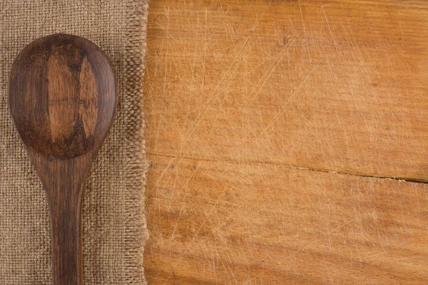 Sirve cucharas en tela de arpillera en madera superficie imagen marrón ton —  Fotos de Stock