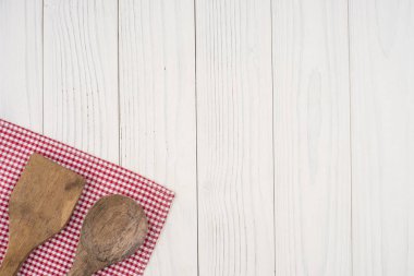 Tahta kaşık ve spatula eski beyaz masa. 