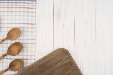 Kesme tahtası ve bir kaşık mutfak peçete eski ahşap sekmesinde Tarih