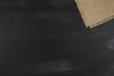 Siyah bir kara tahta çuval bezi. 