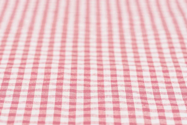 Checkered toalha de mesa cozinha foco seletivo. o branco e vermelho — Fotografia de Stock