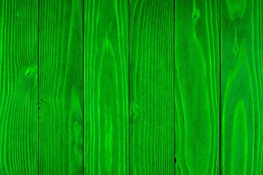 Dikey bir sırada düzenlenmiş eski ahşap plakalar yeşil doku.